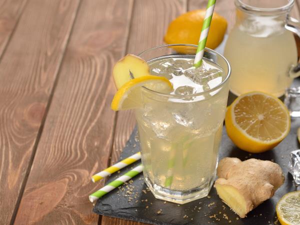 Zamrznite poletni prehlad: ledene kocke z ingverjem, cimetom in limono, ki krepijo imunski sistem