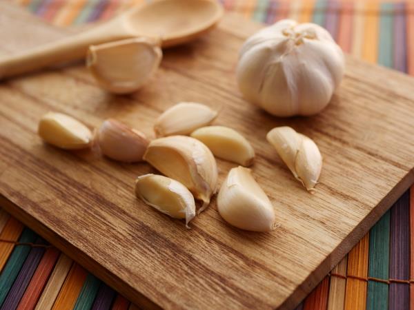 Kaj se zgodi, če pojeste strok česna na tešče?