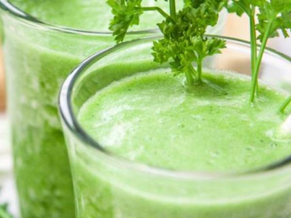 Jogurt, peteršilj in cimet: preprost večerni napitek, ki poskrbi za prebavo in čiščenje telesa