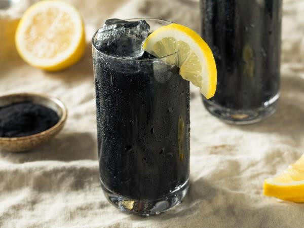 Zakaj je črna limonada – da, tista z ogljem – nova kraljica detoks pijač?