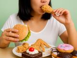 Zakaj vas hamburger spravi v posteljo: 5 živil, ki vam tiho kradejo energijo