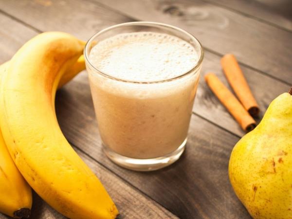 Štiri sestavine, en kozarec: jutranji napitek iz hruške, banane, malin in kefirja, ki napolni z energijo za ves dan