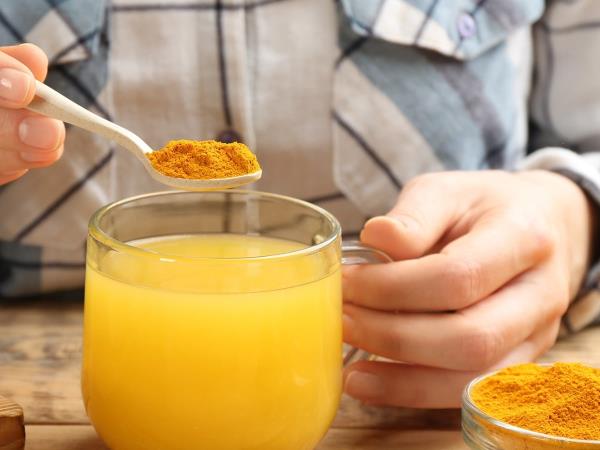 Zakaj bi morali vsak dan piti limonado s kurkumo?