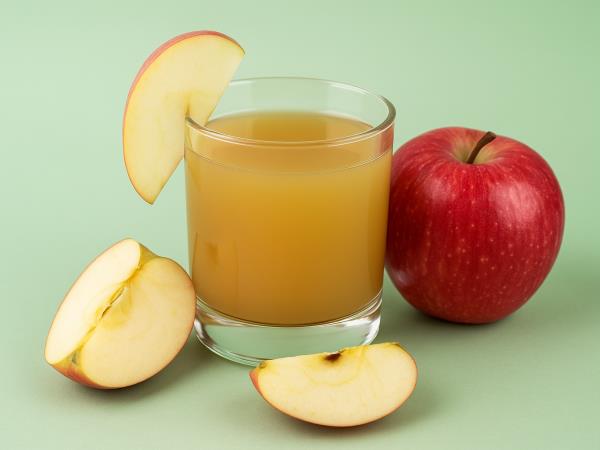 Korenček, jabolko, limona in žlica hrena: recept za domači sok, ki ga prehranski strokovnjaki primerjajo z multivitaminsko bombo