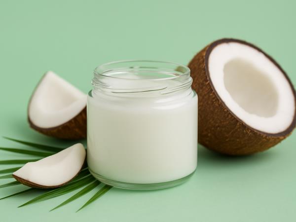 7 koristi kokosovega olja na tešče