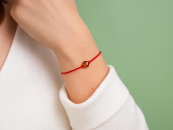 Ali poznate skrivnost rdečih niti okoli zapestja?