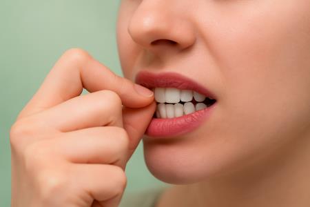 Zakaj je grizenje nohtov nevarno