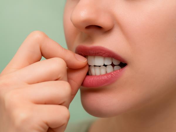 Zakaj je grizenje nohtov nevarno