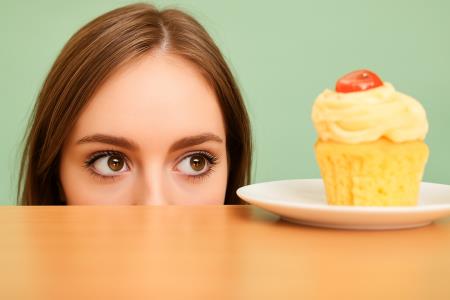 Zakaj se zbujate z željo po sladkem?