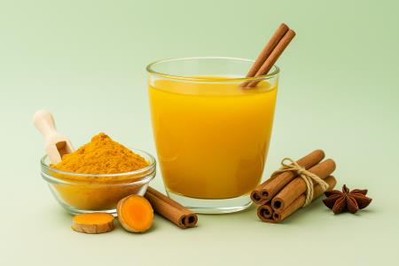 Preprost večerni napitek, ki med spanjem pomaga topiti maščobe